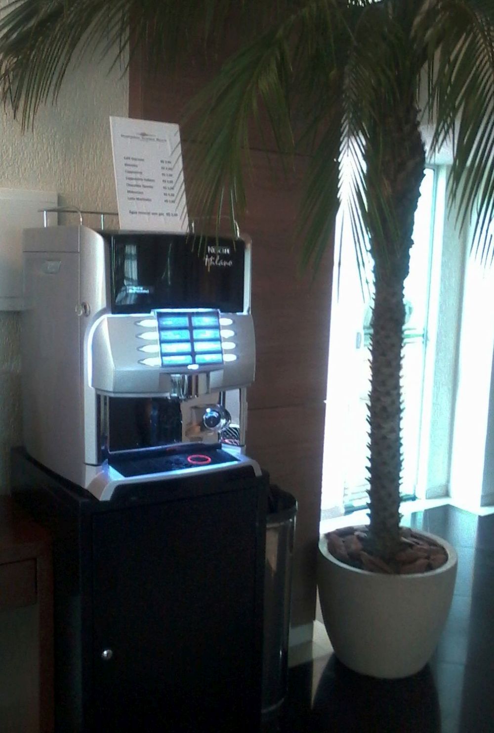 Hóspedes agora tem uma máquina de café espresso e chocolate quente à disposição
