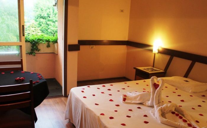Ambientação romântica nos quartos para os hóspedes que se hospedarem no hotel (Divulgação)