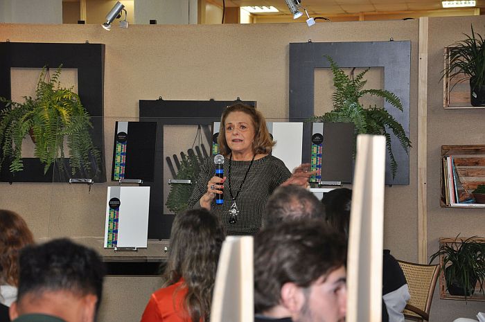 Elizabeth Wey, presidente do Comitê Brasileiro de Cor, faz palestra em evento (Gisele Rossi)