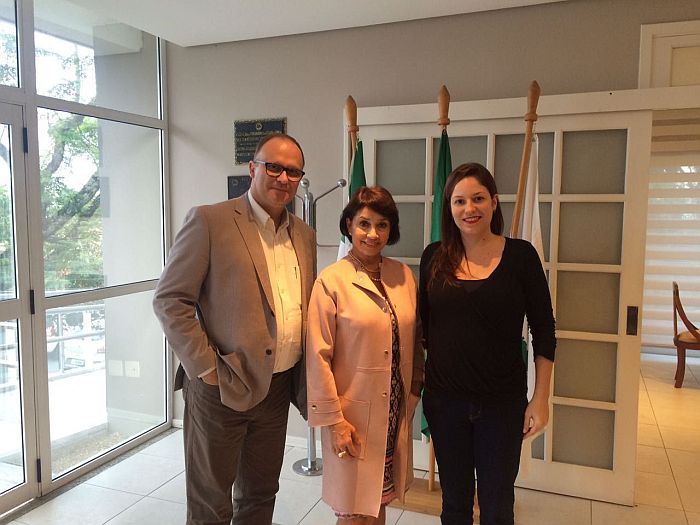 O presidente Eroulths Cortiano Junior e a vice-presidente Carolina Lucena Schussel receberam a marchand Zilda Fraletti na sede da APEP para início das tratativas de convênio