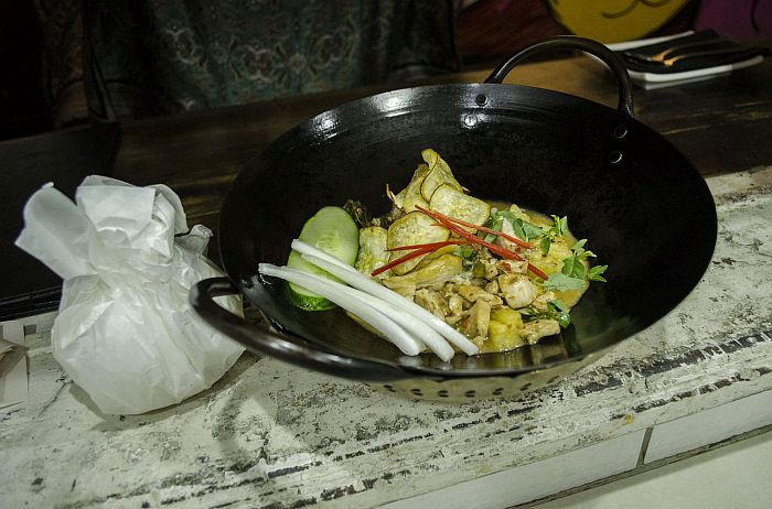 Gaeng Ped Kai: curry vermelho de frango – R$ 55