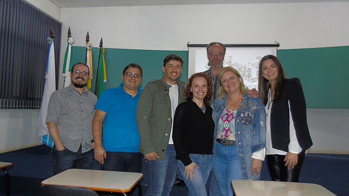 Professores do curso com Paulo Oliveira (Divulgação)