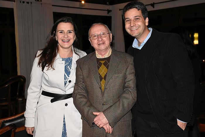 O médico e professor Edgard Niclewicz, homenageado no EndoSul 2017, ladeados por Alexei Volaco e sua esposa Fabiane Gair Volaco (Bebel Ritzmann)