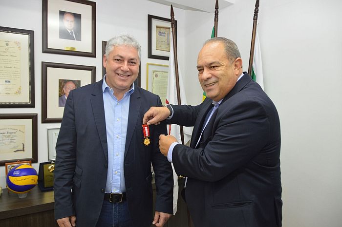 Secretário foi agraciado com a Medalha Comemorativa dos 15 anos do CREF9 - Foto: Liliane Casagrande