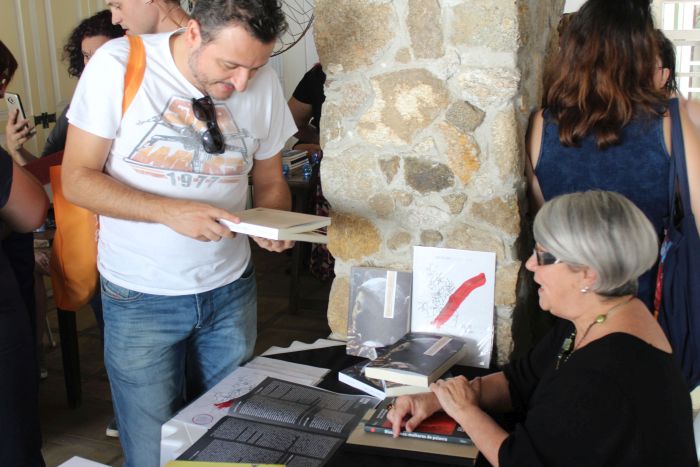 Etel autografa seu livro na FLIP - Foto: Divulgação