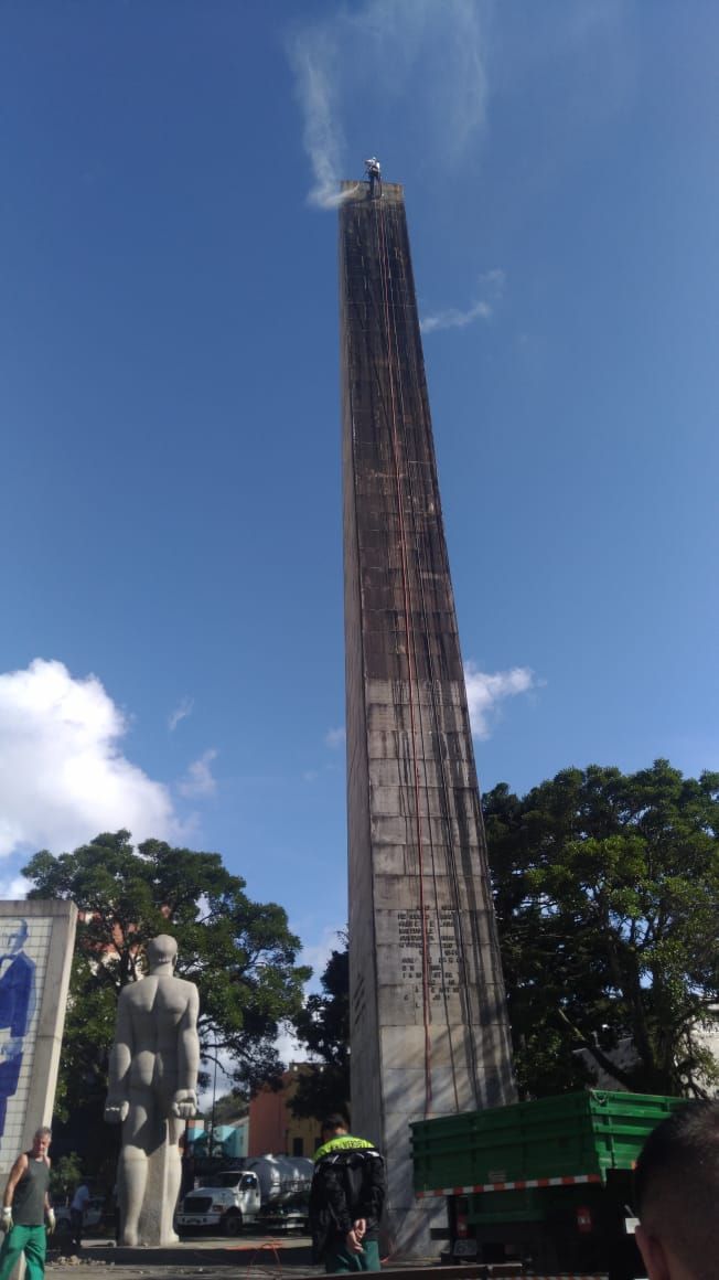 O alpinista Matheus Momm na primeira fase da limpeza do obelisco, na terça-feira (30): monumento tem 44 metros de altura, o equivalente a um prédio de 15 andares - Foto: Divulgação