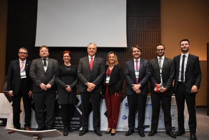 Edgar Guimarães, presidente do IPDA, com os participantes do painel - Foto: Bebel Ritzmann