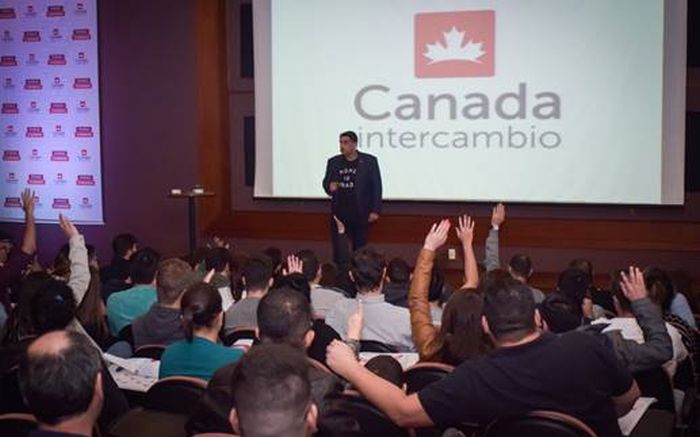 Ed Santos – sócio-fundador da Canada Intercambio e especialista em imigração - em uma das ExpoCanada no Brasil - Foto: Divulgação 