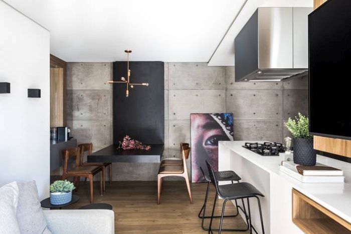 Neste apartamento de 72  m², a parede que dividia a cozinha e sala de jantar foi abaixo, facilitando a circulação e trazendo maior amplitude. Projeto: UNIC Arquitetura - Fotos: Eduardo Macarios
