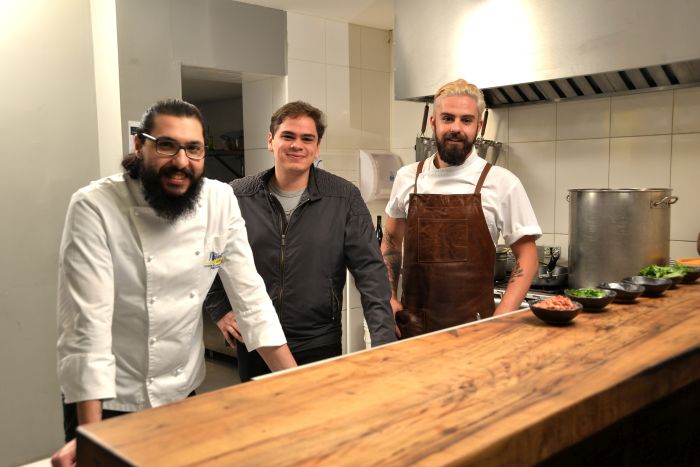 O chef Henrique Campos, João Bataglin e o chef André Pionteke - Foto: Marcos Campos