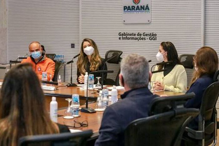 A primeira dama Luciana Saito Massa (ao centro) recebe os parceiros da Campanha Aquece Paraná - Foto: Divulgação 