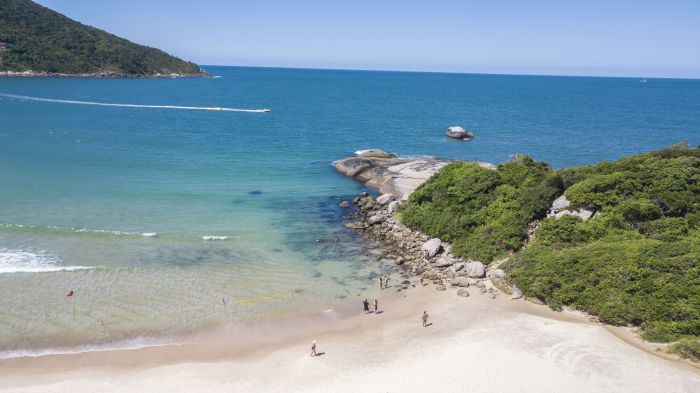 Bombinhas está entre as cidades com mais praias certificadas com o selo Bandeira Azul na temporada 2021/2022