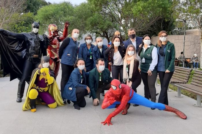 Dia do Enfermeiro: Super-heróis recepcionam seus “colegas” profissionais da enfermagem