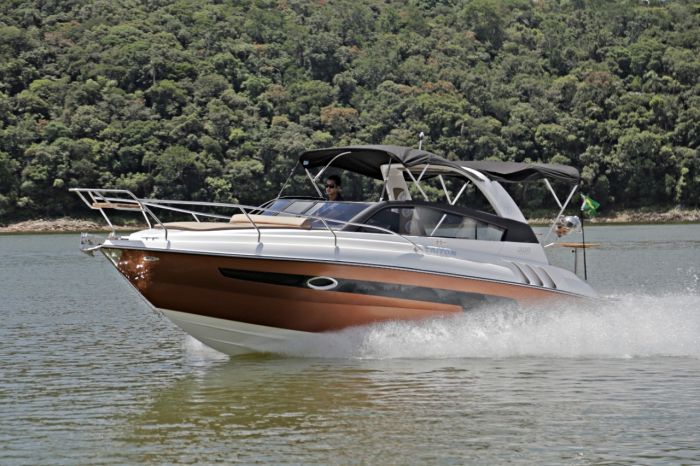 Sobre as águas: conheça a nova versão da lancha Triton 300 Sport