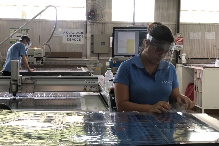 Empresa do PR acelera produção de máscaras e doa parte delas para hospitais de Manaus
