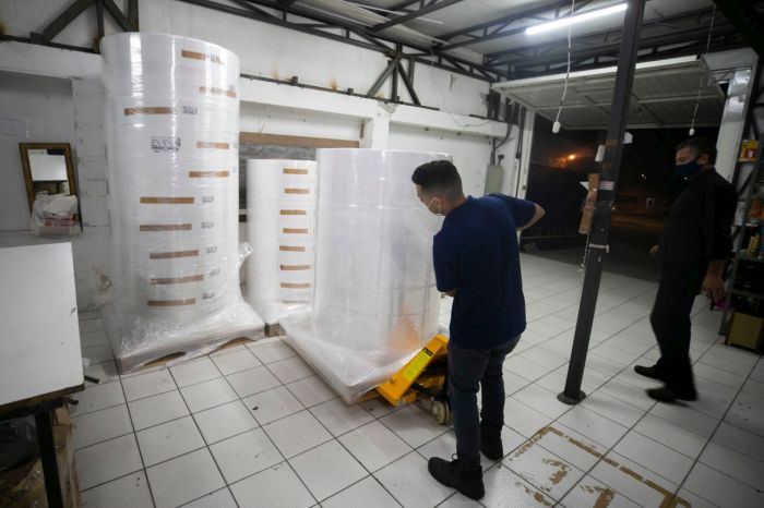 Indústria de Curitiba recebe três toneladas de TNT para a confecção de um milhão de máscaras