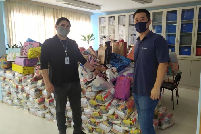 Shopping entrega cestas básicas, ração e roupas a ONGs