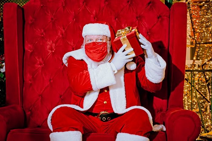 É Natal no Shopping Curitiba e o Papai Noel está presente fisicamente