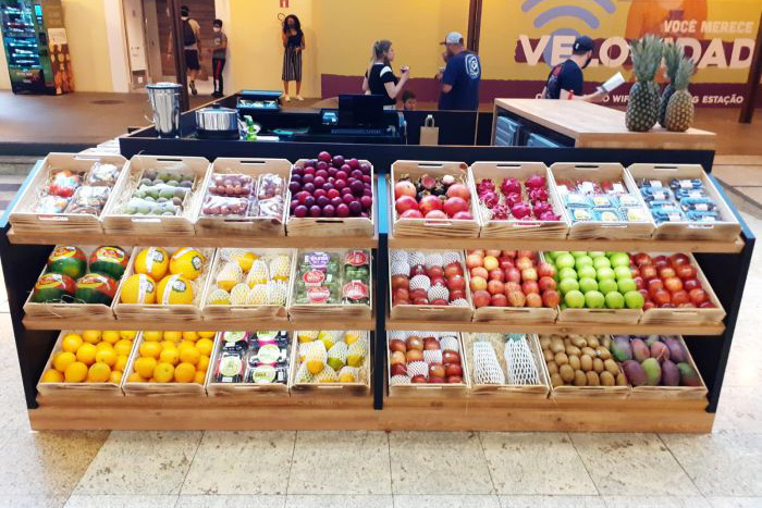 Empório vende frutas dentro de shopping em Curitiba 