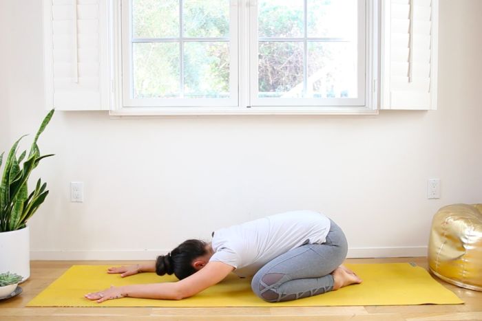Praticar Yoga durante a quarentena: atividade ajuda a controlar e reduzir a ansiedade