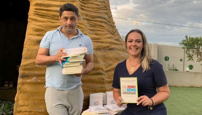 Colégio Amplação finaliza ação social com entrega de 500 livros a influenciador digital