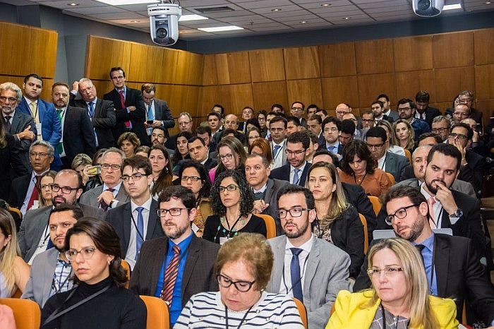 Professor Assis Gonçalves Neto aborda contratos coligados em evento sobre Direito Comercial
