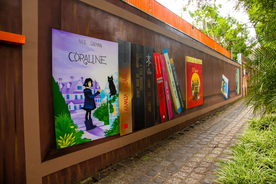 Muro de colégio de Curitiba vira biblioteca digital a céu aberto