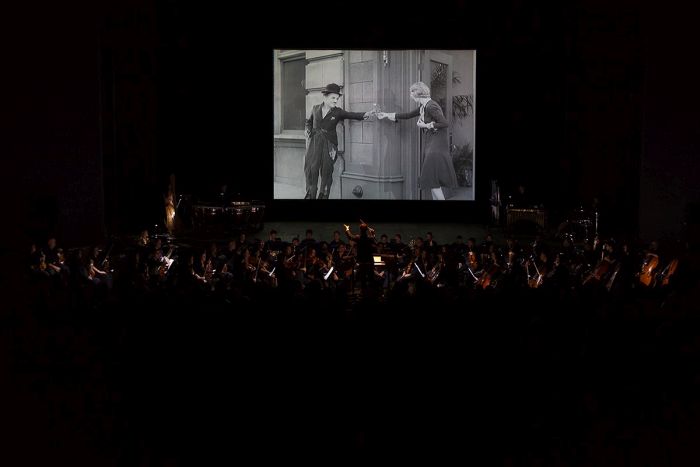 Sinfônica do Paraná apresenta filme-concerto com obra de Chaplin