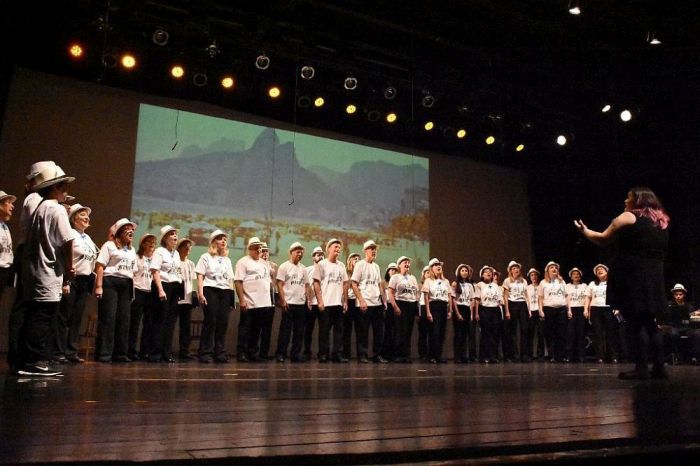Apresentação do espetáculo Coral Canta Tom Jobim lotou o Teatro Fernanda Montenegro