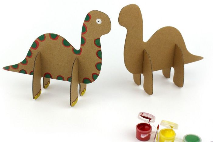 Crianças aprendem a criar dinossauros de papelão no Novo Batel Kids