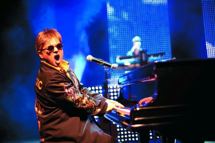 Curitiba recebe tributo a Elton John