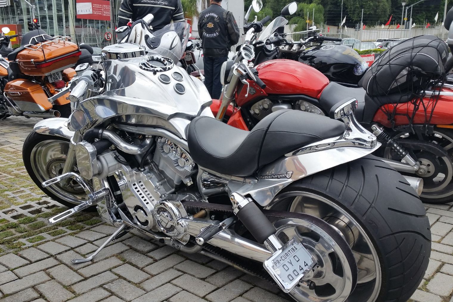 Curitiba recebe encontro de Harley Davidson v-rods