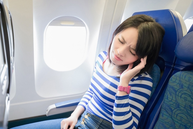 Você fica surdo durante os voos de avião? Saiba o motivo e as dicas para evitar esse desconforto
