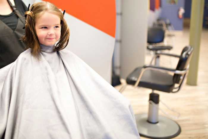 Primeiro corte de cabelo infantil deve ser realizado com respeito e cuidados especiais