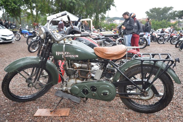 Aficionados por motos antigas se encontram domingo no Xaxim, em Curitiba
