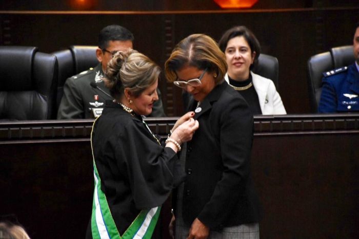 Procuradora do Paraná recebe medalha da Ordem do Mérito das Araucárias do TRT-PR