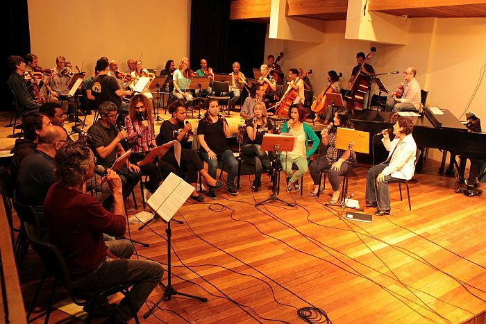 Vocal Brasileirão e Orquestra de Câmara da Cidade de Curitiba interpretam Tom Jobim