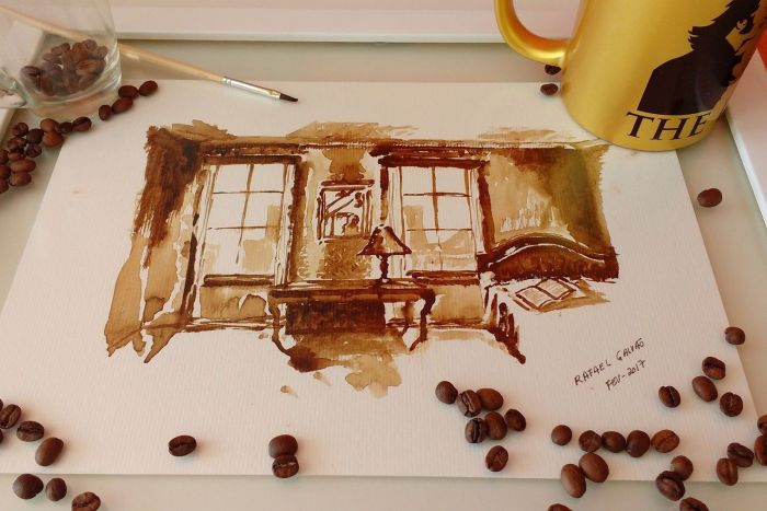 Barista expõe quadros pintados com pó de café