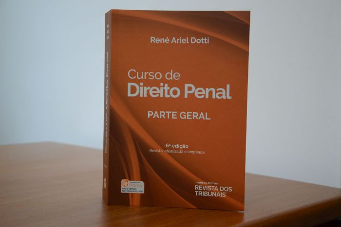 Professor René Dotti lança livro de Direito Penal