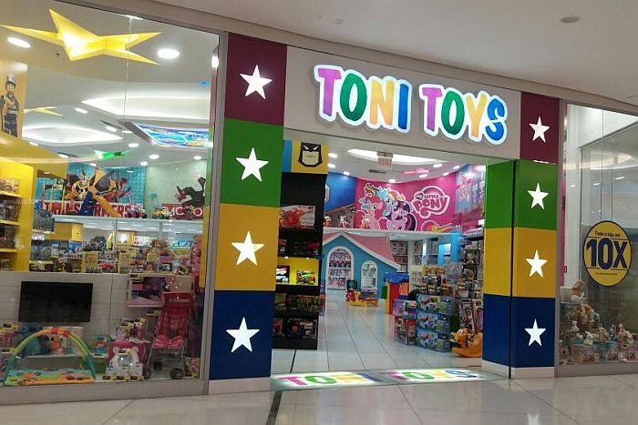 Concurso elege criança para estampar vitrine da nova loja da Toni Toys no ParkShoppingBarigui