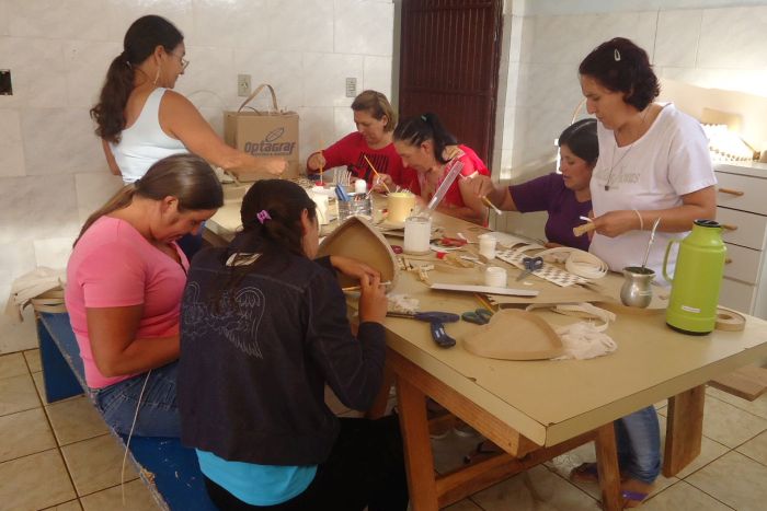 Projeto incentiva o empoderamento de mulheres artesãs e cria peças de design sustentável