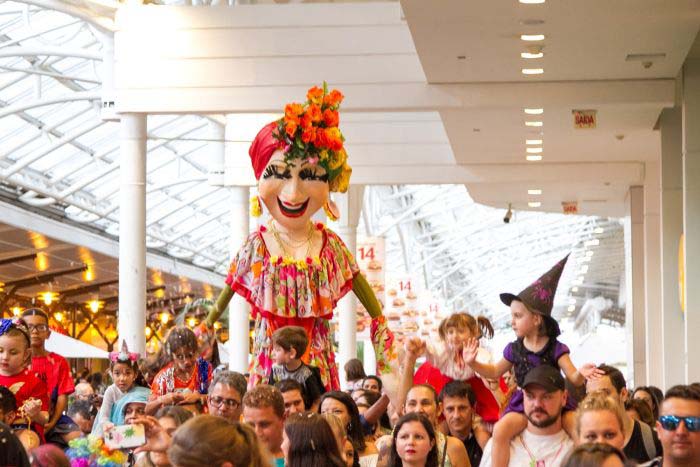 Shoppings promovem bailinhos de carnaval para as crianças
