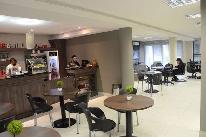 Café do Edifício Maringá oferece opções de refeição rápida e lanches para advogados