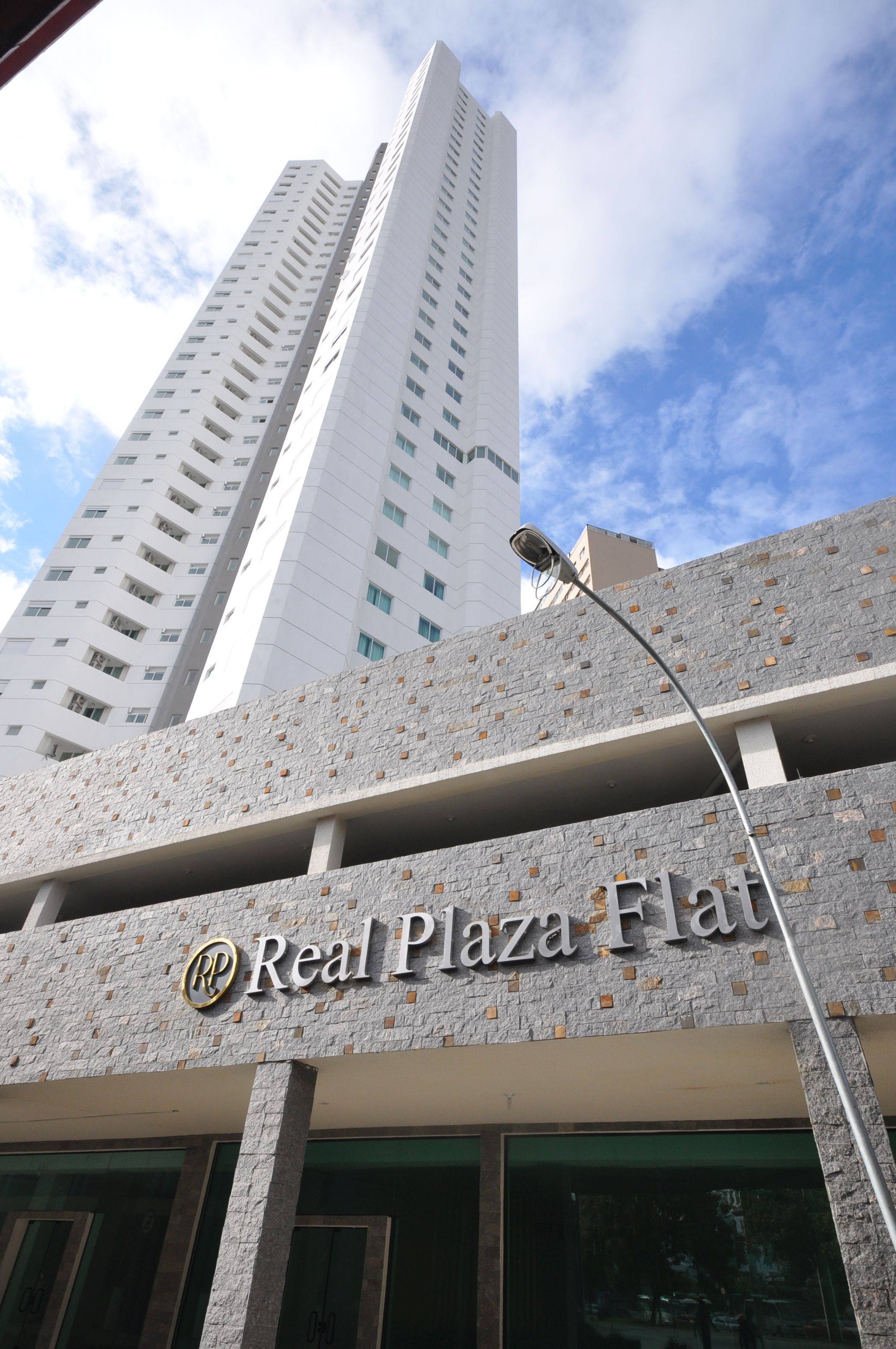 Edifício está localizado em frente à rodoviária, no centro de Curitiba