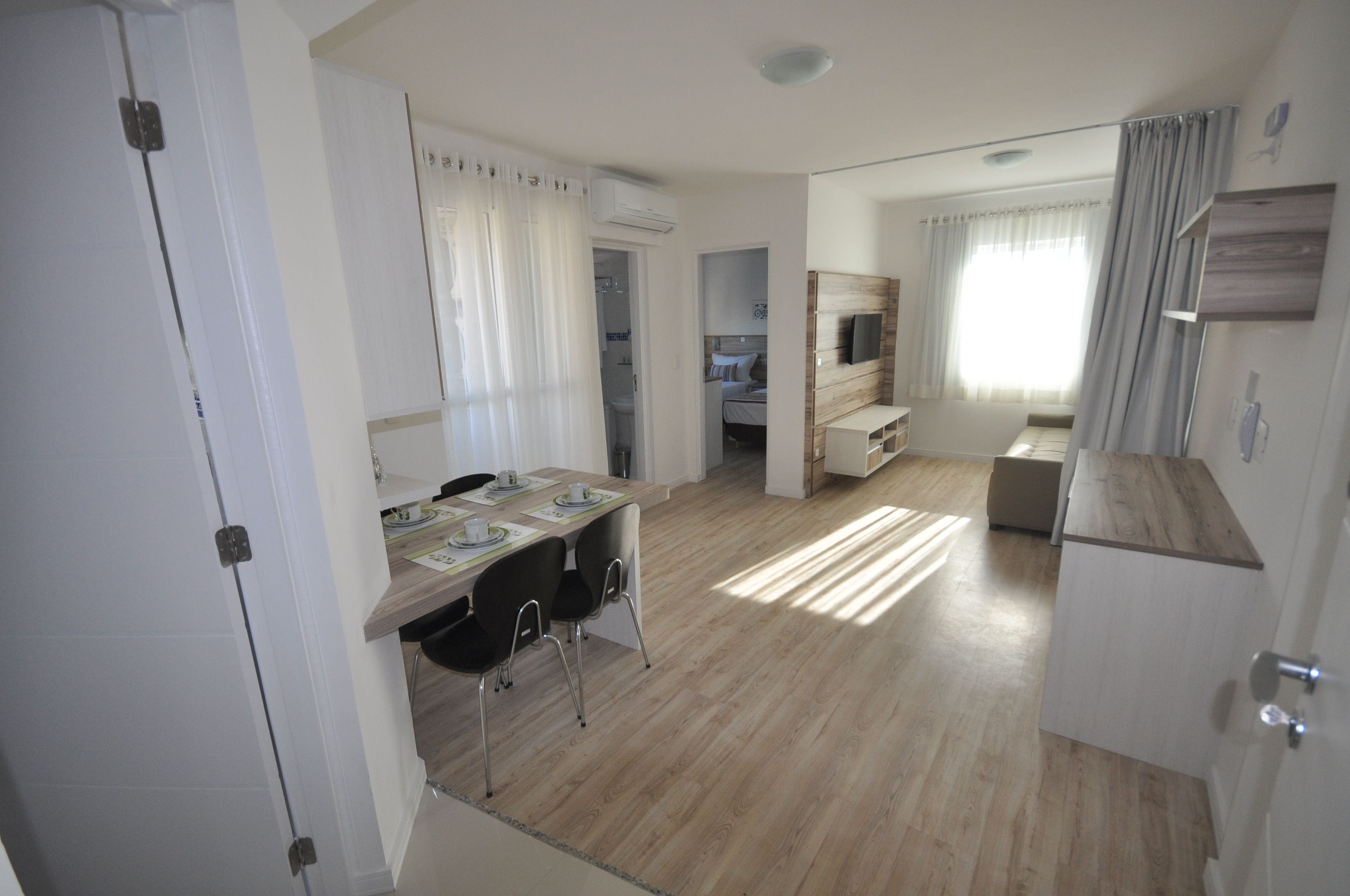 Apartamentos novos e modernos são totalmente mobiliados e equipados