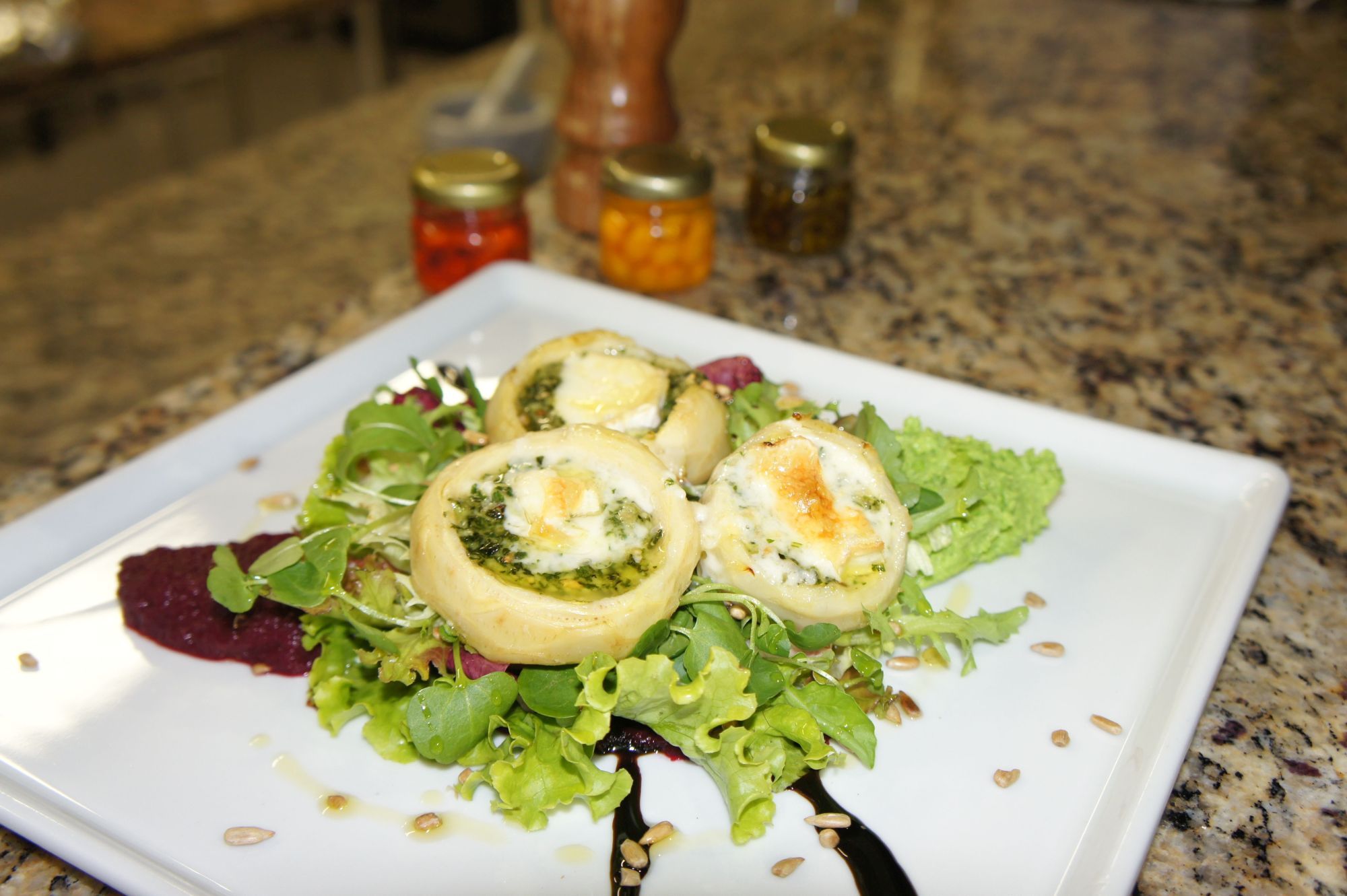 Fundos de alcachofra com Brie e Pesto gratinados