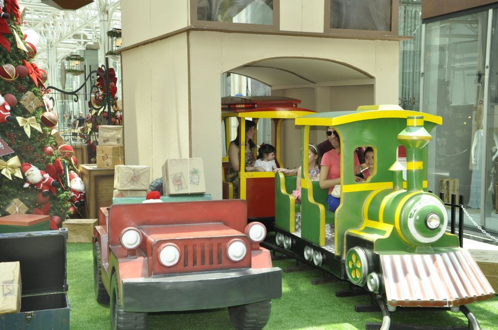Trenzinho do Papai Noel faz um tour pelo shopping