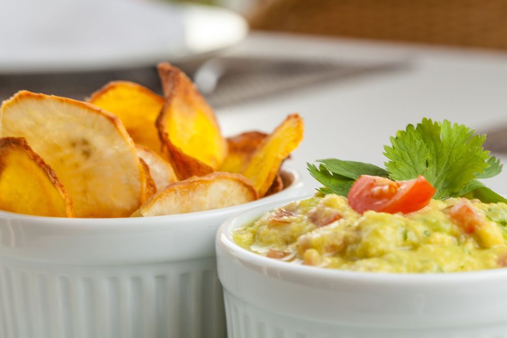 Guacamole com Chips de batata doce e batata baroa