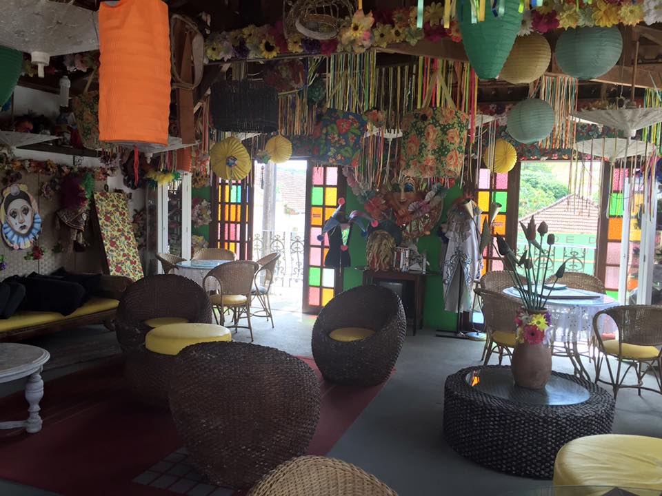 Todos os ambientes da Pousada Laranjeiras, em Antonina, misturam estilos e cores para ficarem aconchegantes - foto: Vivian Vivian Colanowski