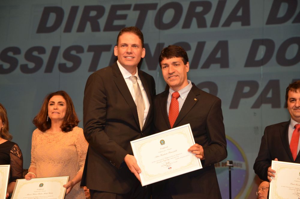 Presidente Noronha empossando o presidente da CAA-PR, Artur Piancastelli